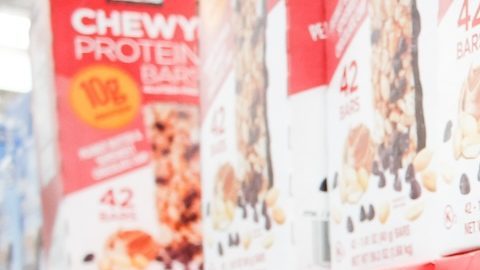 Snacks de Kirkland a la venta en una tienda Costco.