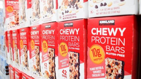 Snacks de Kirkland a la venta en una tienda Costco.