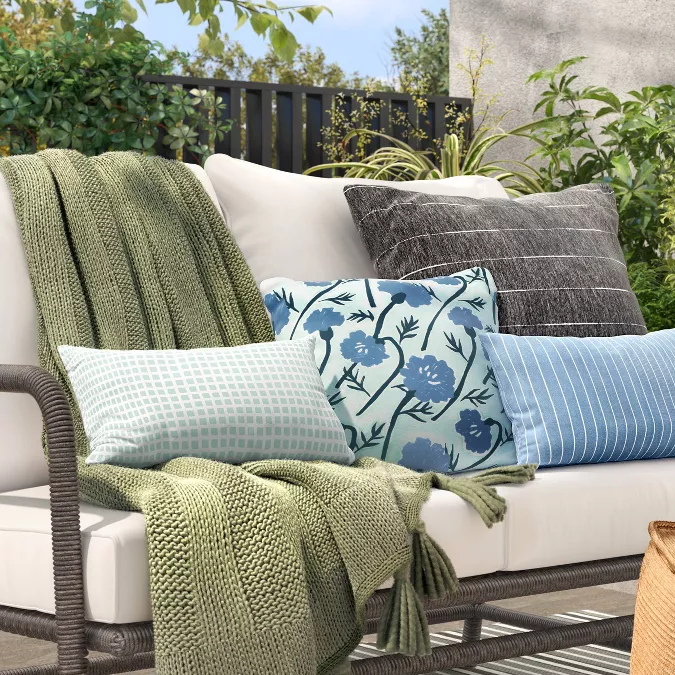 Cojines decorativos para exteriores de Room Essentials™.