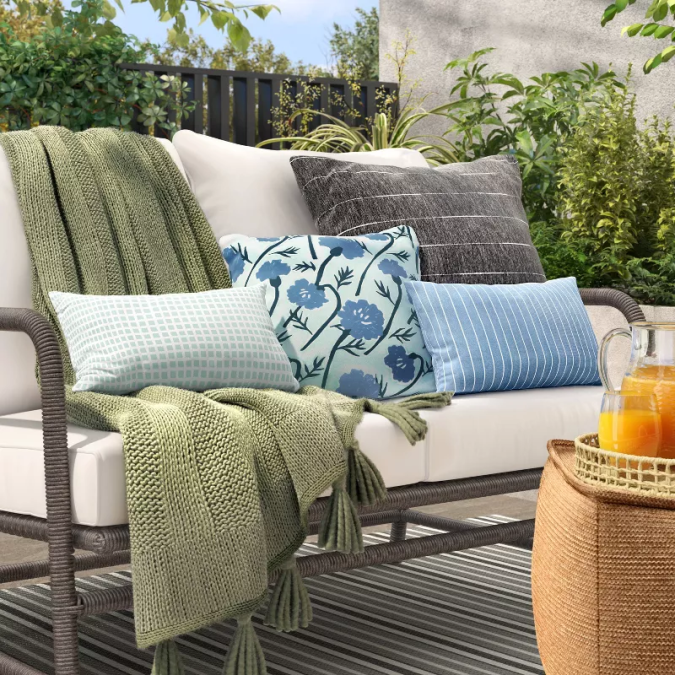 Cojines decorativos para exteriores de Room Essentials™.