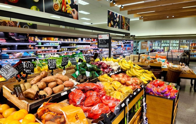 Frutas y verduras exhibidas dentro de una tienda Target.