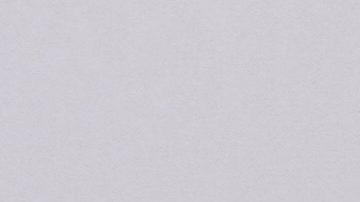 Mano sostiene las tarjetas de regalo de color rojo al por mayor de Costco sobre fondo gris.