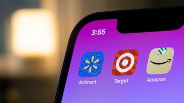 Los iconos de las aplicaciones Walmart, Target y Amazon se ven en un iPhone.