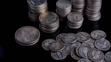 Monedas de Estados Unidos de plata con un dólar de la paz al frente.