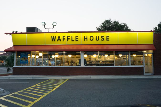 Fachada de un Waffle House en Jacksonville, FL.