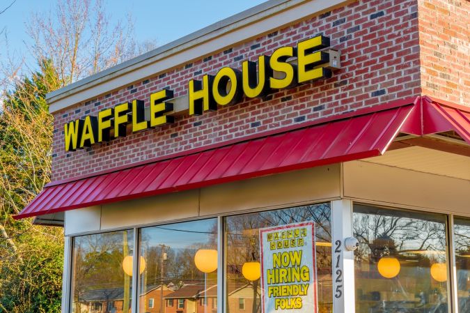 Fachada exterior del restaurante "Waffle House" en Charlotte, NC.