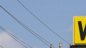 Exterior y logotipo de la icónica cadena de restaurantes sureños Waffle House en Indianapolis.