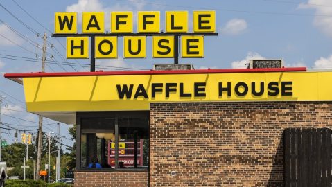 Exterior y logotipo de la icónica cadena de restaurantes sureños Waffle House en Indianapolis.