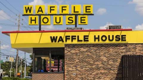 Exterior y logotipo de la icónica cadena de restaurantes sureños Waffle House en Indianapolis.