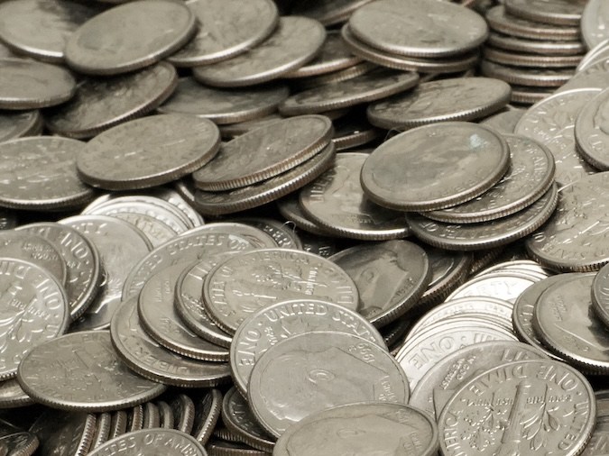 Montón de monedas de 10 centavos de dólar.