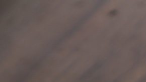 Billetes de $5 dólares estadounidenses sobre una mesa de madera.