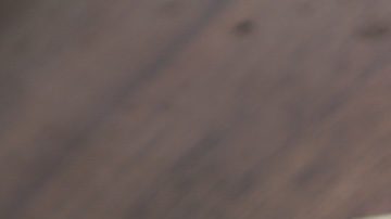 Billetes de $5 dólares estadounidenses sobre una mesa de madera.