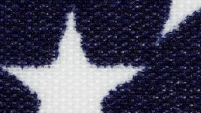 Vista de cerca de las piezas de un centavo de los Estados Unidos, fechas originales de la Segunda Guerra Mundial, colocadas en la bandera estadounidense.