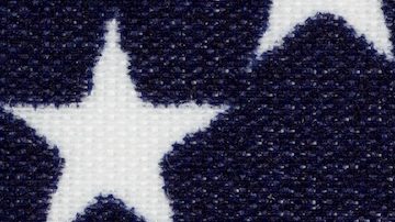 Vista de cerca de las piezas de un centavo de los Estados Unidos, fechas originales de la Segunda Guerra Mundial, colocadas en la bandera estadounidense.