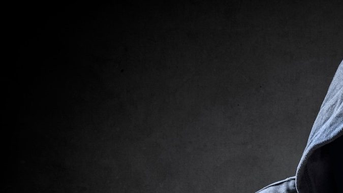 Hacker informático que roba datos a través de estafas.