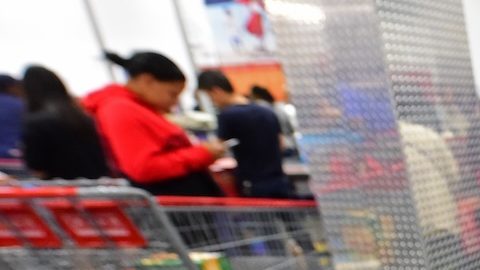 Carrito de Costco con productos dentro.