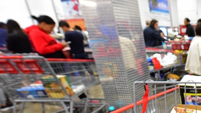 Carrito de Costco con productos dentro.