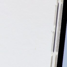 Logotipo de Target Store en la pantalla del teléfono inteligente encima de la bolsa de compras Target