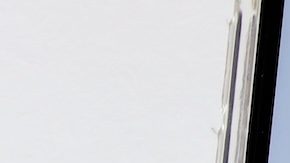 Logotipo de Target Store en la pantalla del teléfono inteligente encima de la bolsa de compras Target