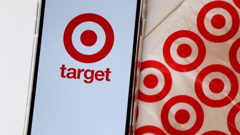 Logotipo de Target Store en la pantalla del teléfono inteligente encima de la bolsa de compras Target