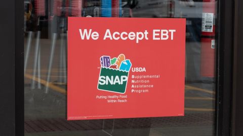 Anuncio que avisa que ahí se aceptan cupones SNAP y EBT.