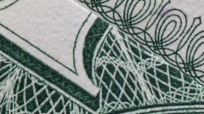 Moneda de 25 centavos de Kansas sobre billetes estadounidenses.