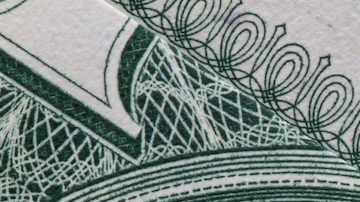 Moneda de 25 centavos de Kansas sobre billetes estadounidenses.