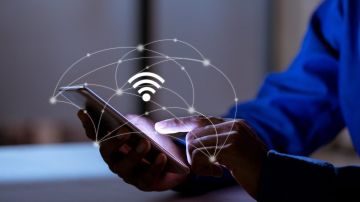 Concepto visual del WiFi en teléfonos inteligentes y dispositivos electrónicos.