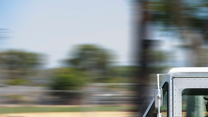 Camión de correo del Servicio Postal de Estados Unidos (USPS) en camino a realizar sus entregas.