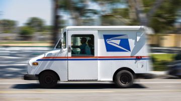 Camión de correo del Servicio Postal de Estados Unidos (USPS) en camino a realizar sus entregas.