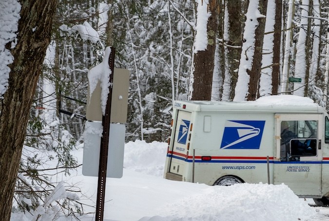 Camión de correo del Servicio Postal de Estados Unidos (USPS) en la nieve.