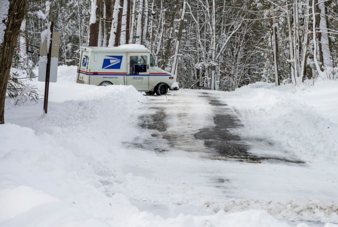 Camión de correo del Servicio Postal de Estados Unidos (USPS) en la nieve.