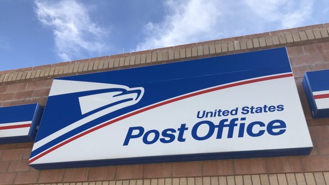 Señalización exterior en el frente del edificio de la Oficina de Correos de los Estados Unidos en Scottsdale, Arizona