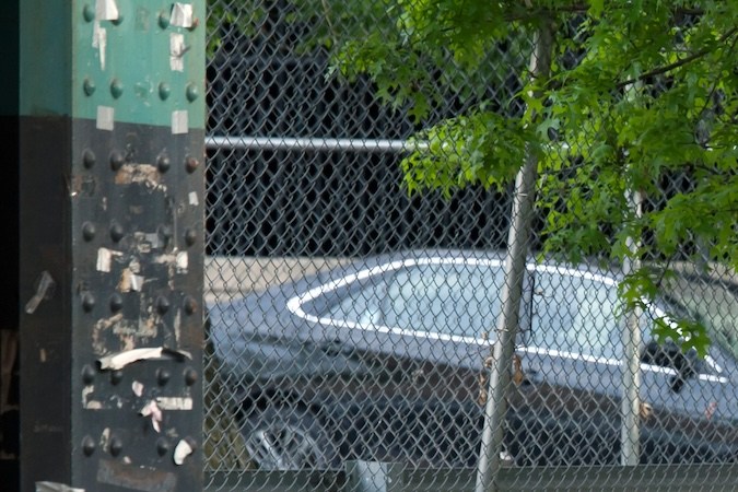 Trabajadora postal empuja un carrito lleno de correo.