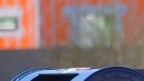 Un trabajador postal de USPS recoge el correo saliente en un buzón de entrega.