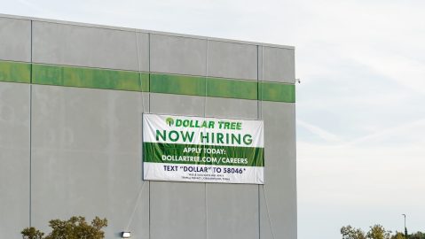 Anuncio de vacantes disponibles en Dollar Tree.