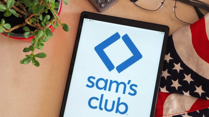 Logotipo de Sam's Club en una tableta.