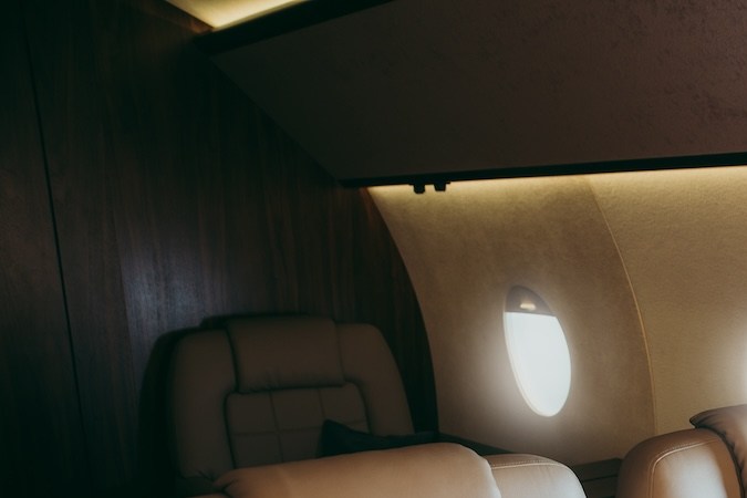 Empresario volando en su jet privado.