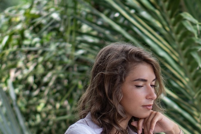 Retrato de una mujer que trabaja de forma remota.