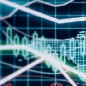 Empresario ve una pantalla que representa un falla en el mercado económico.