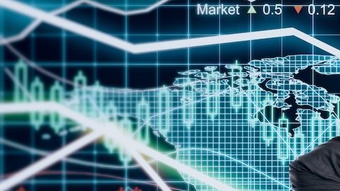 Empresario ve una pantalla que representa un falla en el mercado económico.