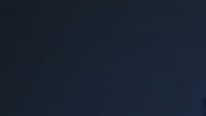 Hombre sostiene una tableta representando la gestión de dinero en la industria de inversiones.