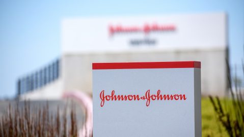 Johnson & Johnson firma, logotipo en la oficina de una corporación multinacional estadounidense.
