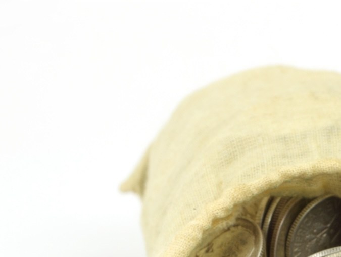 Bolsa con monedas de 10 centavos, conocidas como 'Mercury Dime'.