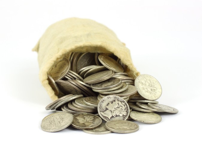 Bolsa con monedas de 10 centavos, conocidas como 'Mercury Dime'.
