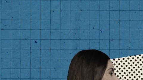 Collage surrealista de una joven hipnotizada por las ofertas de productos que puede comprar en redes sociales.