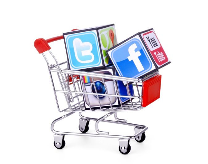 Cubos con logotipos de redes sociales: Facebook, Twitter, Instagram, colocados en el carrito de compras.