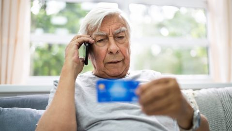 Llamada de estafa para personas mayores y fraude financiero de pensiones para personas mayores.