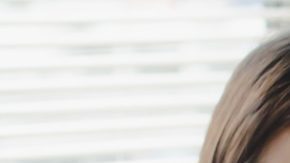 Pareja joven estresada con tarjeta de crédito y preocupada por las facturas.