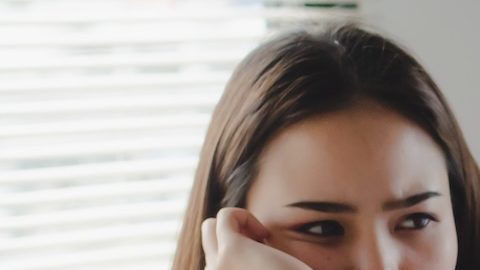 Pareja joven estresada con tarjeta de crédito y preocupada por las facturas.